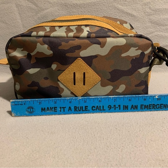 Camouflage Zippered Toiletry Travel Bag Unisex - Picture 9 of 10